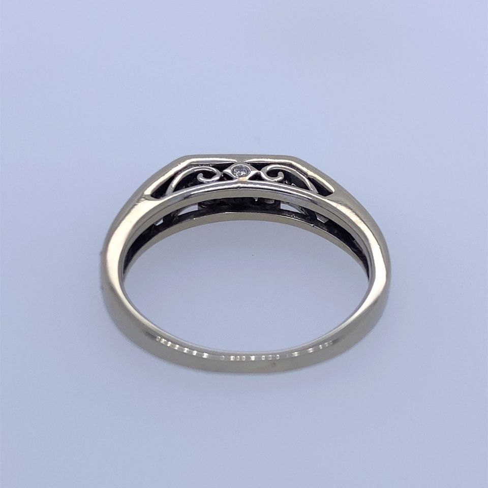 18k White Gold Vintage Ring With Round Diamonds
