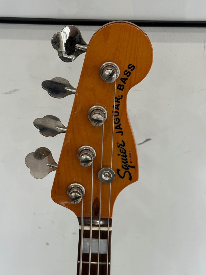 Squier Classic Vibe Jaguar Bass 3-Color Sunburst