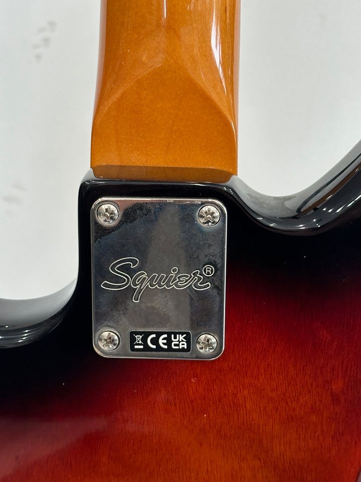 Squier Classic Vibe Jaguar Bass 3-Color Sunburst