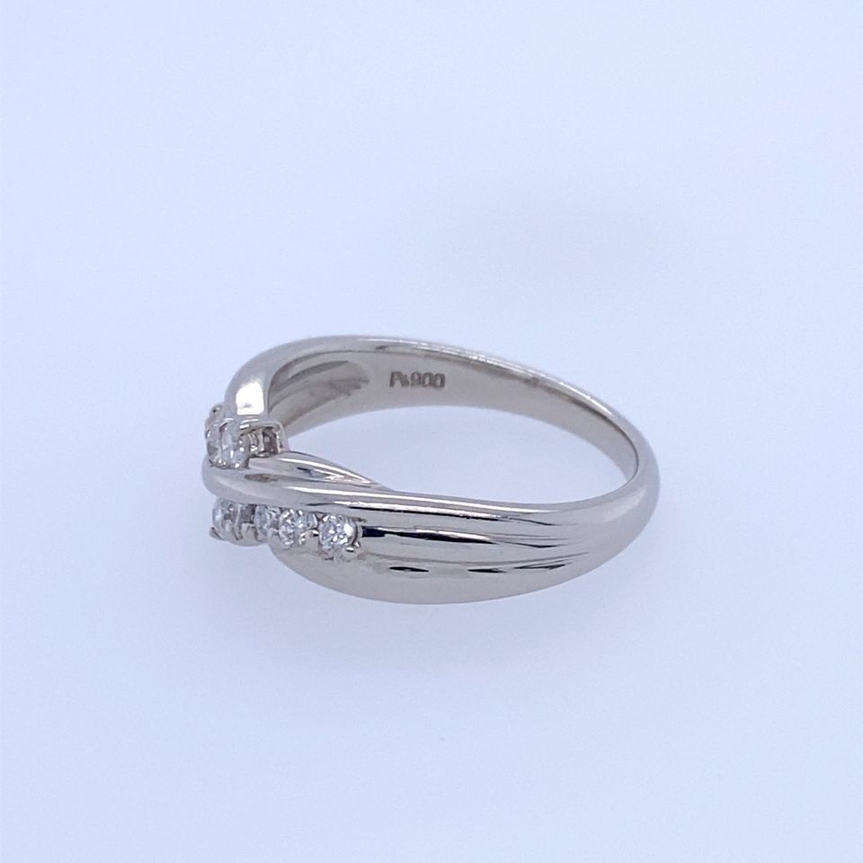 900 Platnium Ring With Round Diamonds