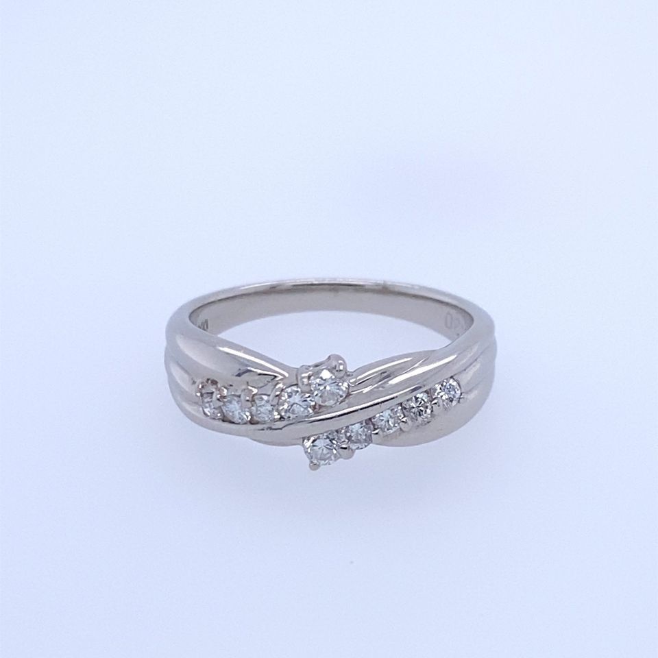 900 Platnium Ring With Round Diamonds