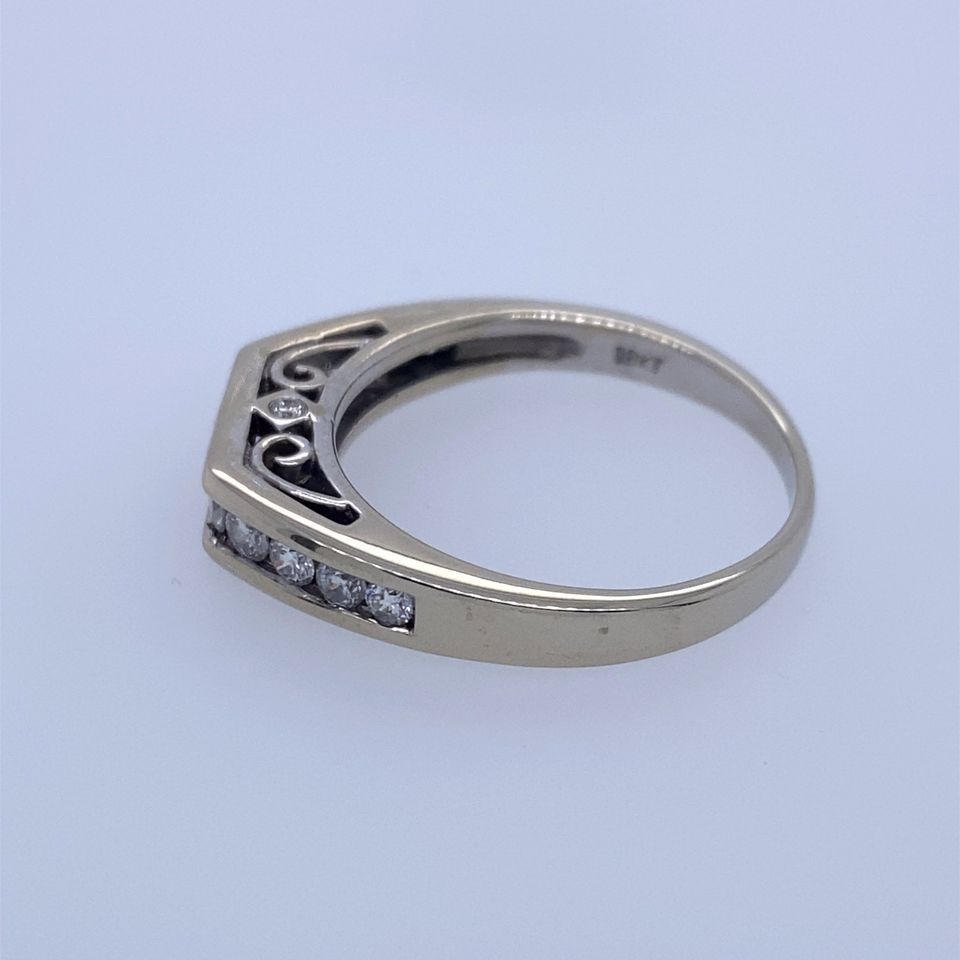 18k White Gold Vintage Ring With Round Diamonds