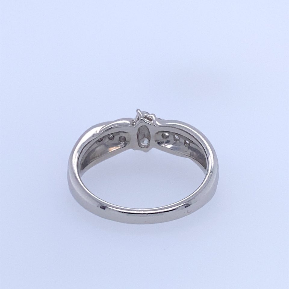 900 Platnium Ring With Round Diamonds