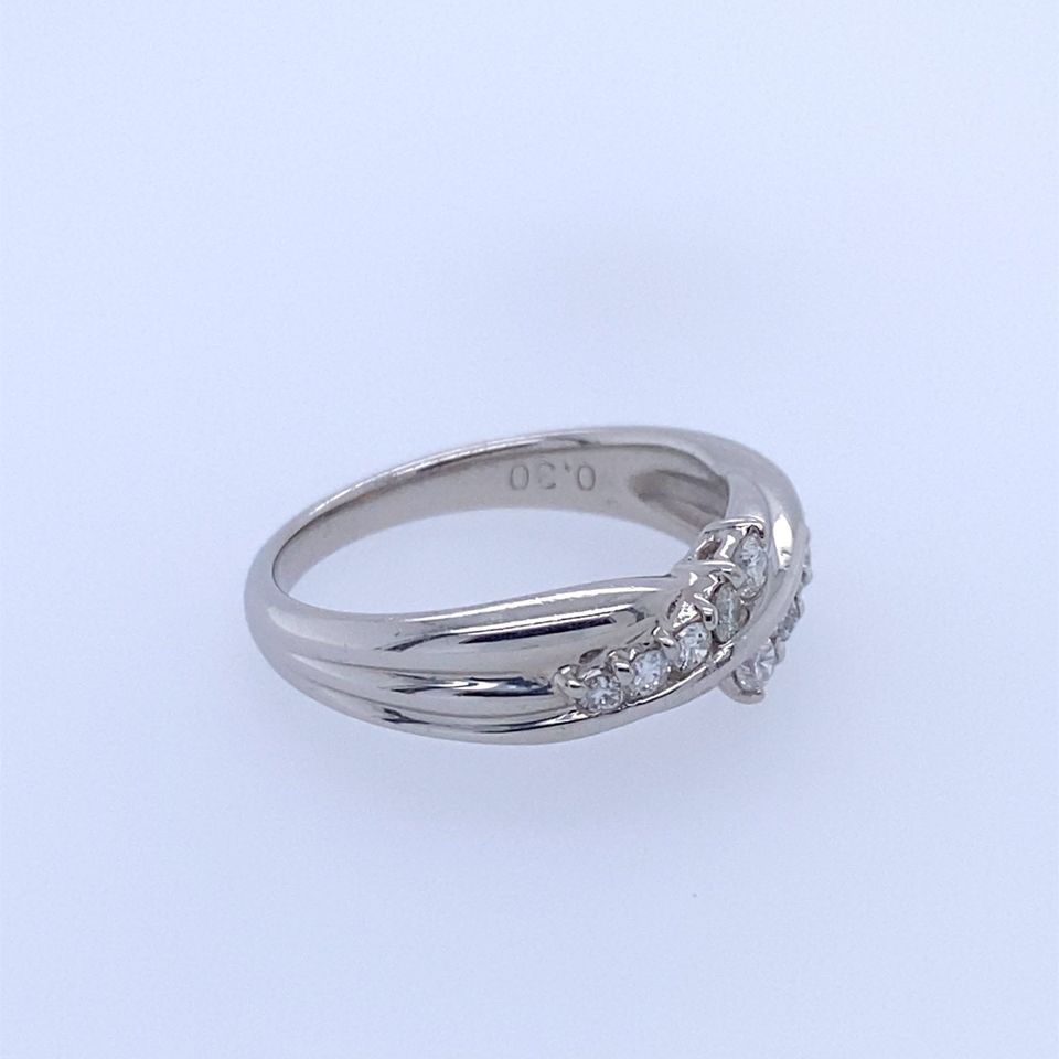 900 Platnium Ring With Round Diamonds