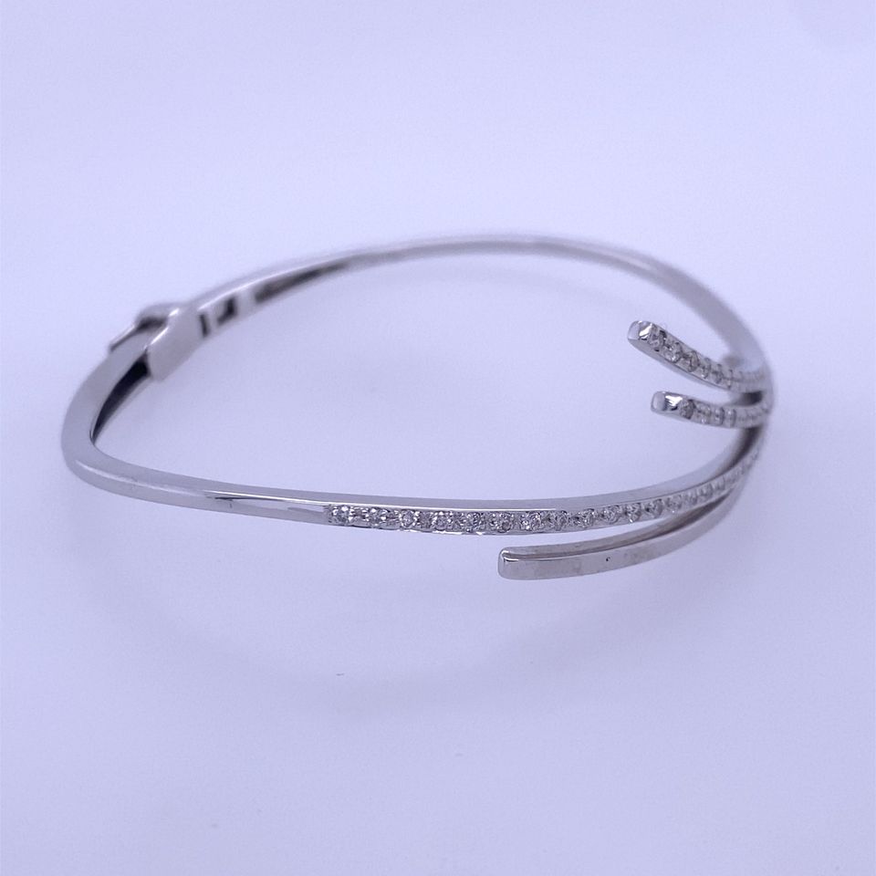 18k White Gold Bangle Bracelet W/ 1.40CT Round Diamond Stones