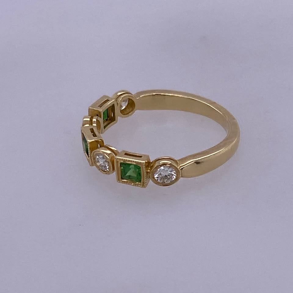 18K Yellow Gold Diamond & Emerald Stone Ring