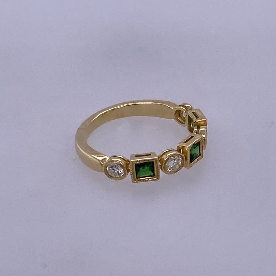 18K Yellow Gold Diamond & Emerald Stone Ring